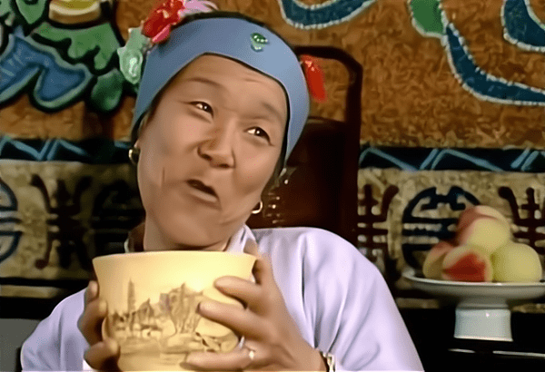 年少看不起刘姥姥,长大后明白:她才是《红楼梦》最智慧的女人