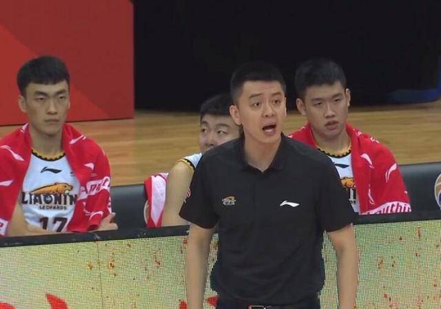 原创真怒了杨鸣飙脏话怒吼辽篮替补赵继伟也很生气怒摔水瓶发泄