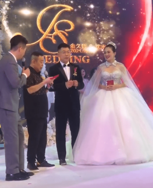 31岁男星直播婚礼全过程,豪车接亲场面大,潘长江曾为其证婚_金久哲