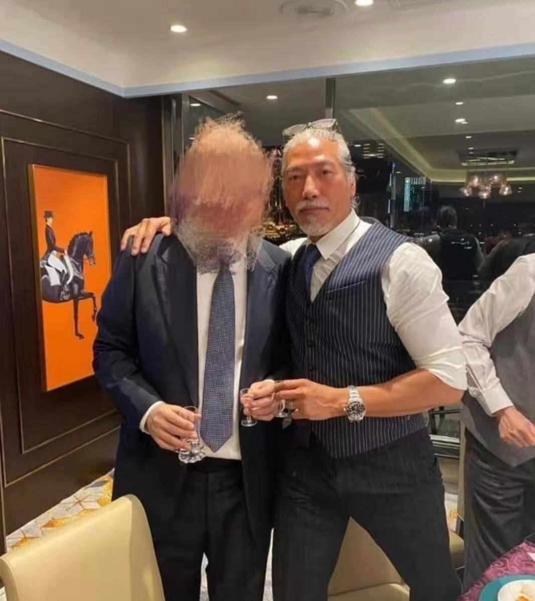 男人味十足!57岁港星张耀扬近照曝光,手戴名表满头白发成焦点