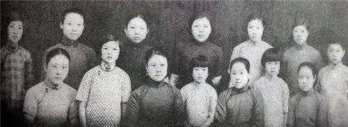 孙宝琦的女儿们,后排左2为孙用蕃,是孙家七小姐,后来成了张爱玲的继母