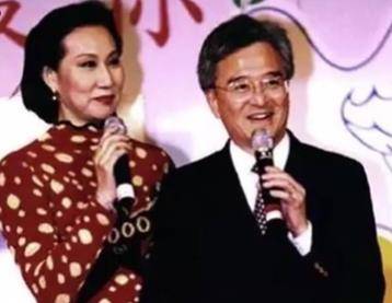奚秀兰退出了娱乐圈,不再抛头露面,但是她依旧坚持出唱片,丈夫谢嘉亮