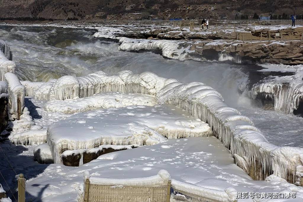 江河湖海画上迷人"冻妆"流水凝结成冰当气温徘徊于0℃边缘时进入冬月