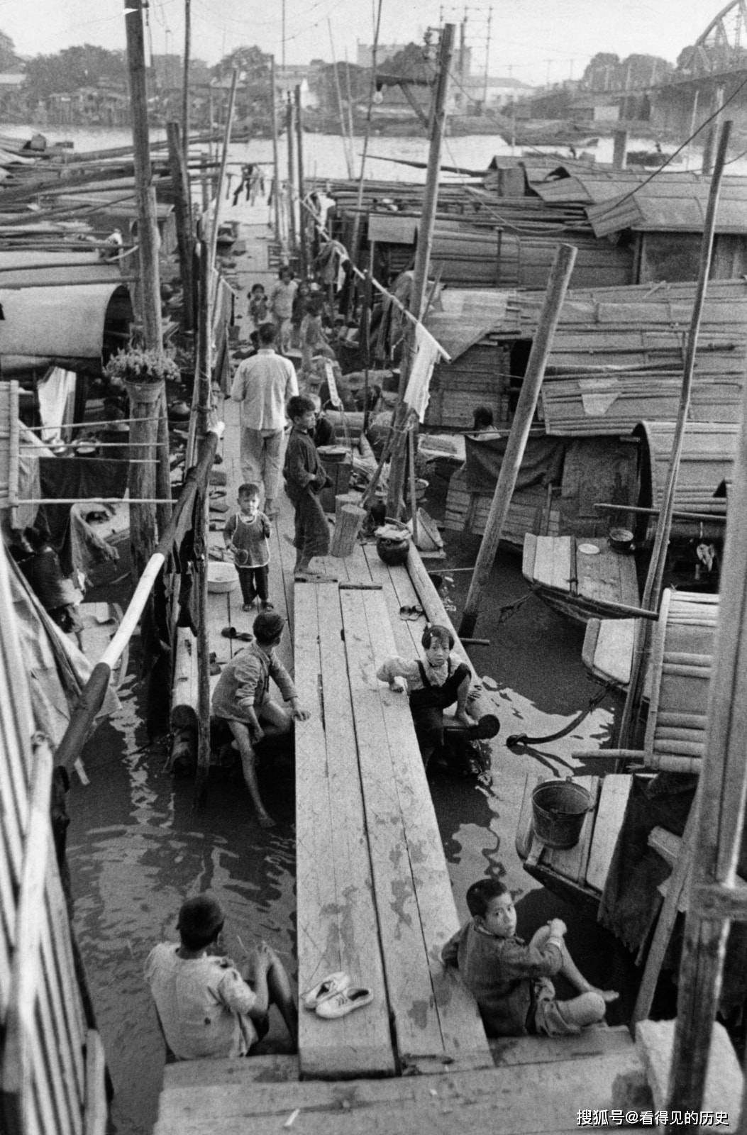 老照片 1955年广州珠江上的疍家人 世世代代以船为家_生活_小船_水上