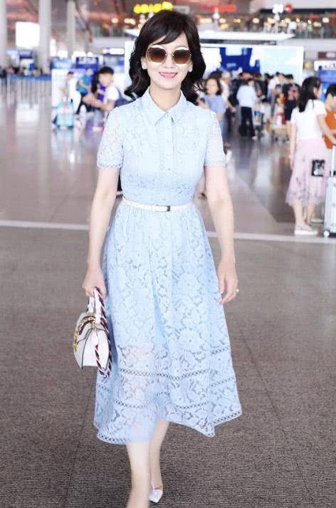 赵雅芝也太会玩了,穿条纹裙还像25岁小仙女,但这腿怎么肿了?
