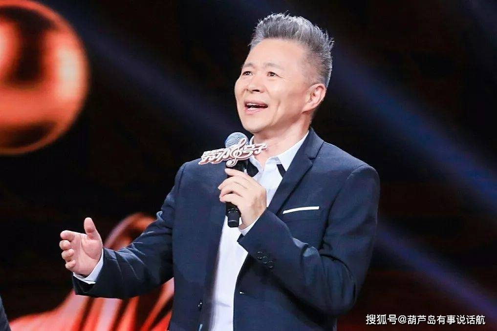 49岁的王宏伟,两鬓已经花白,与钢琴家妻子的生活,特别