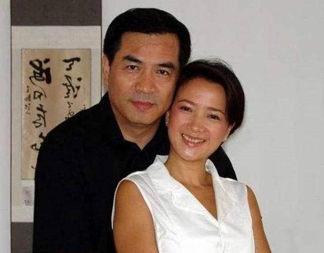 2006年,何晴参演《谁是我爸爸》,在拍戏时,与廖京生相恋.