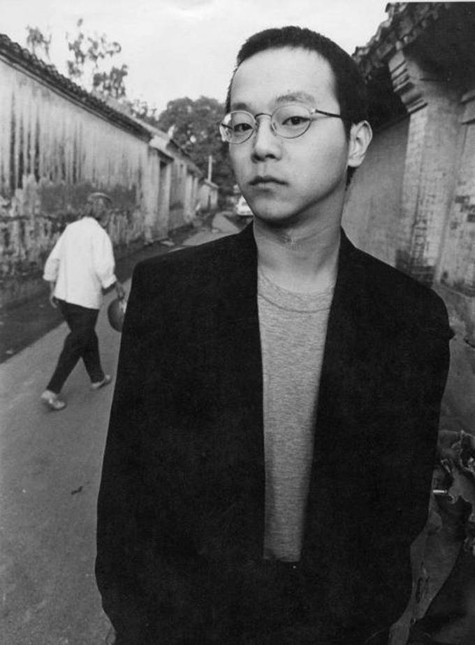 窦唯年轻的时候,与张楚,何勇并称"魔岩三杰",他的音乐专辑《黑梦》