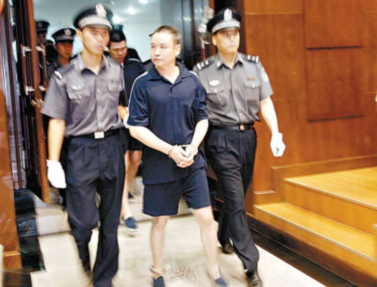 04年广州最大的黑帮头目简竹醒被捕在法庭上他说了这样一段话