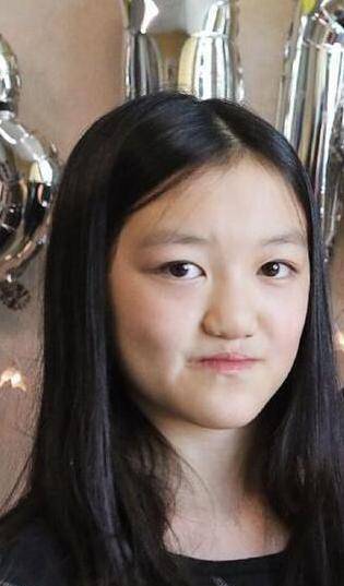 王菲13岁女儿李嫣近照,黑发红唇显时尚,兔唇不见越来越像李亚鹏_照片