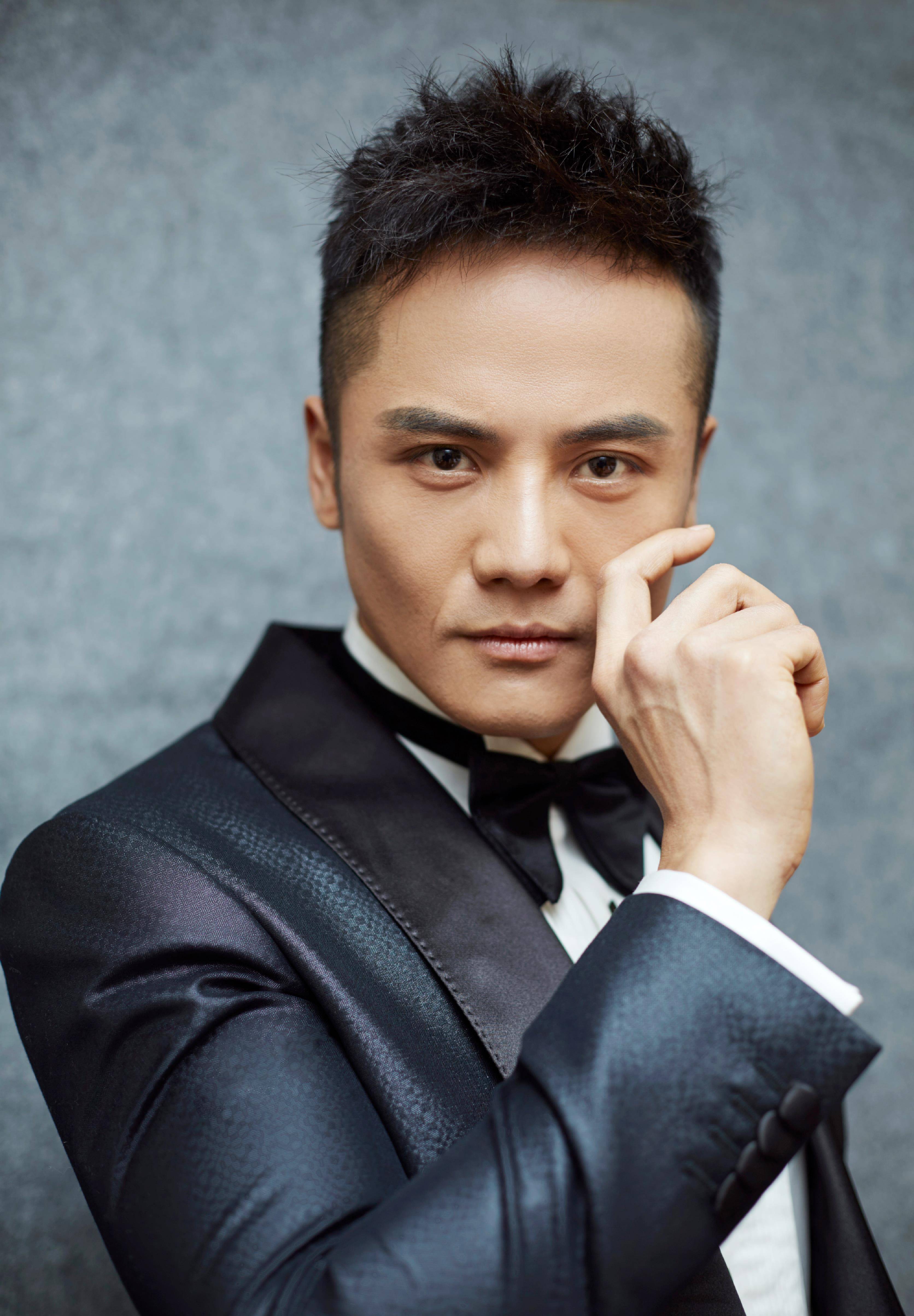 姬他著名演员姬他在戏里扮演男主角,底层装台工"大雀儿,最终"大雀儿"