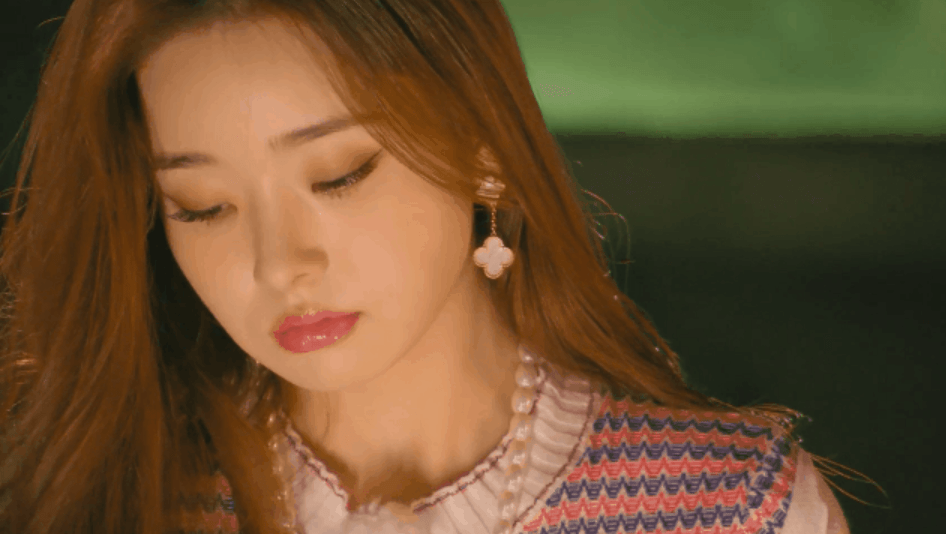 拽姐宋智雅全网爆火洋娃娃脸庞加魔鬼身材还撞脸jennie