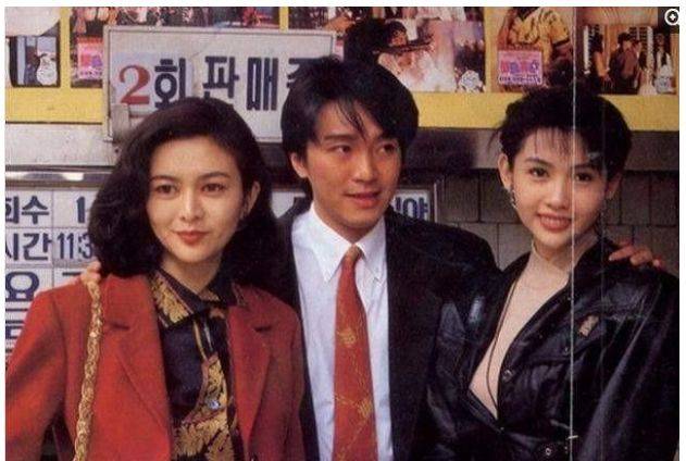 朱茵,邱淑贞,袁咏仪与成龙大哥的合影,也是旧时光里的一段回忆,每一位