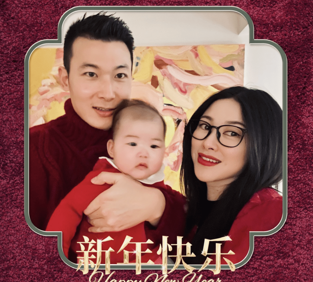 朱珠分享全家福回顾2021,嫁为人妻成为人母,女儿单眼皮像爸爸