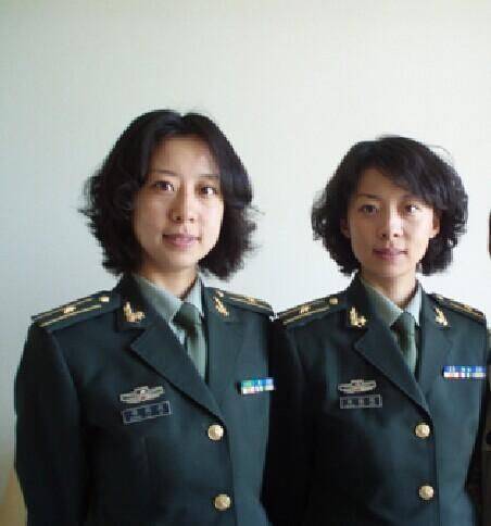 原创中国最美双胞胎女兵1999年阅兵红遍全中国如今怎么样了