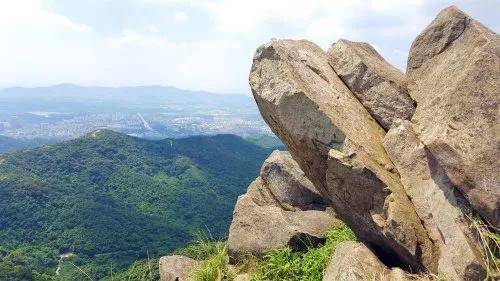 距离嘉信云峰公馆2公里处还有深圳市民所熟知的羊台山.