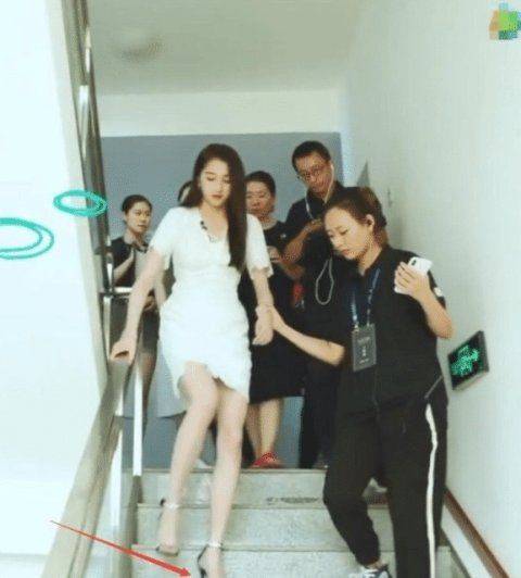 关晓彤被抓拍毫无美艳滤镜的生图下真正的腿型被曝光