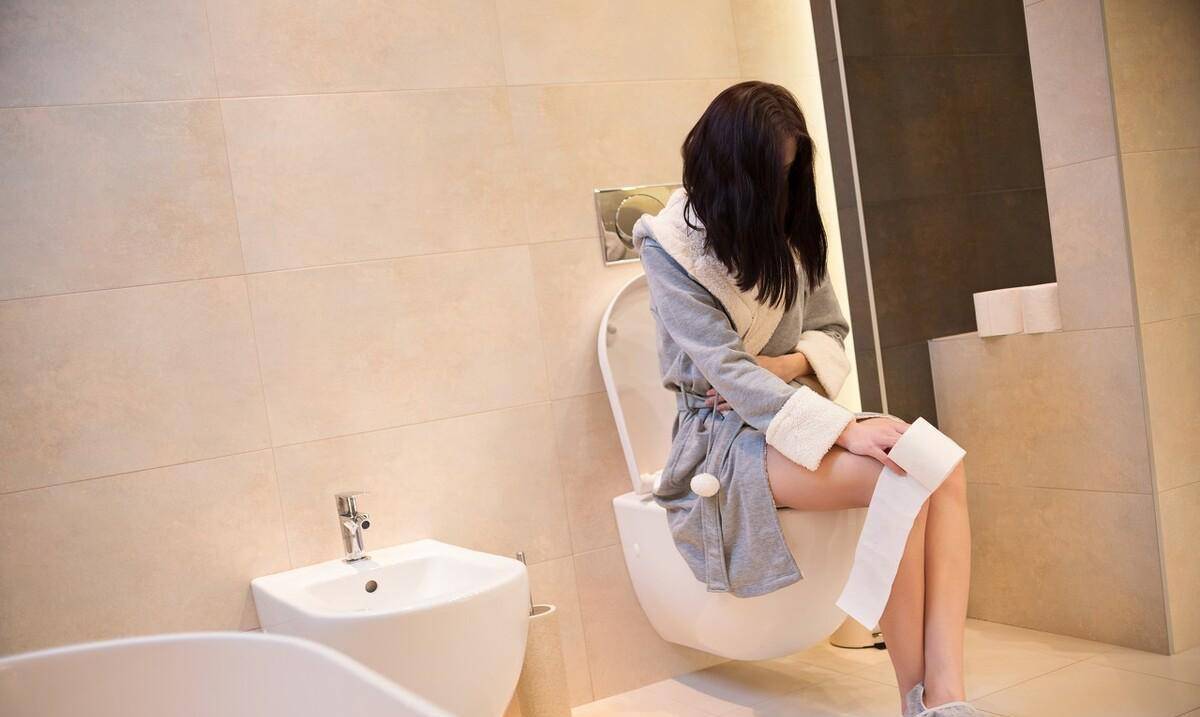原创女人蹲厕所时若发现3种迹象或是hpv来临征兆早去查宫颈