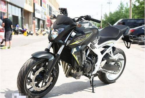 本田cb650f在外观上依旧延续了cb家族式设计风格