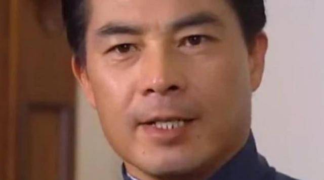 只见在曝光的照片中,除了墓碑上有曹秋根的照片之外