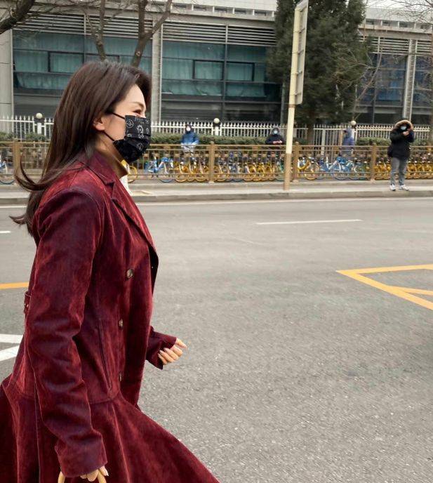 原创刘涛戴口罩上班穿丝绒大衣配阔腿裤终于明白气质比长相重要