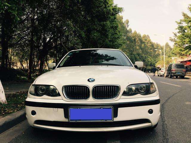 e46可能也是我们现在唯一在路上比较常见的老宝马3系了