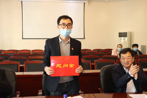 鸡西市政协副主席崔长杰来黑龙江工业学院走访慰问专家人才