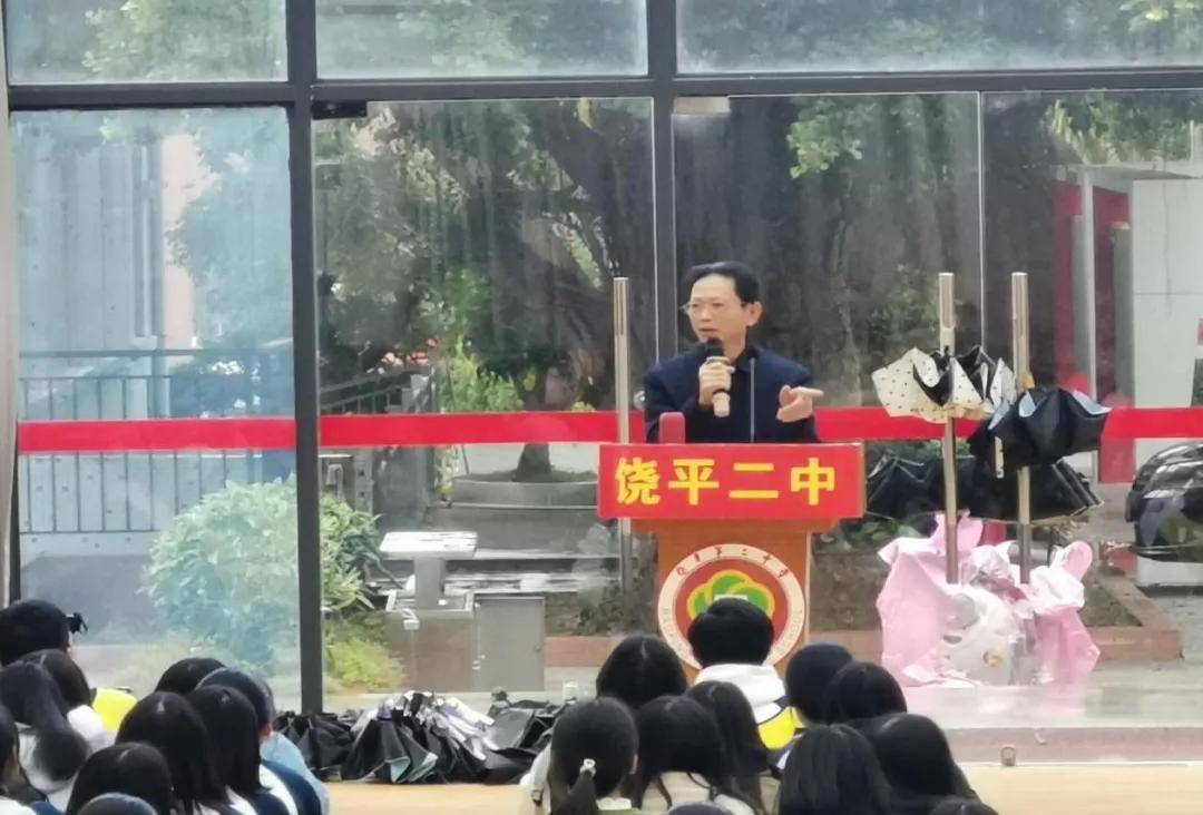 禁毒宣讲团讲师谢孝义律师,饶平二中党委书记黄佳斌同志,以及高三级