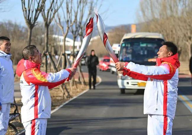 2022年2月2日,北京冬奥会火炬手齐向东(左二)在火炬传递中(图片来源
