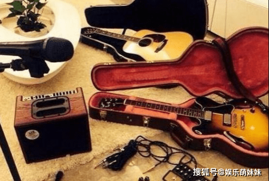 李小萌豪宅装修家里放着很多乐器生活很文艺
