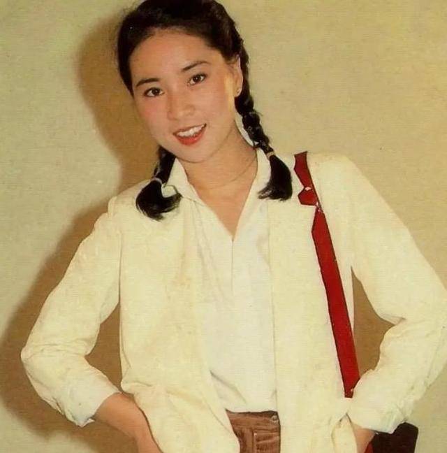 林凤娇从伴舞女郎变金马影后,挤走邓丽君,成为成龙背后的女人_电影