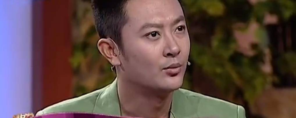 几岁时印小天看到外面有卖狗的,就吵着让父亲买狗,不买就哭.