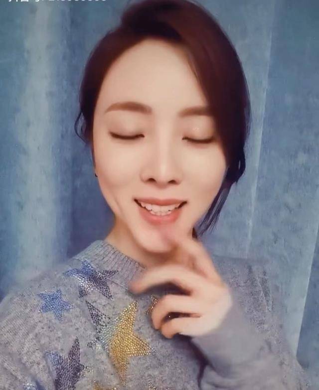 原创李思思深夜晒复工照托脸微笑语气略显无奈用嘴咬手举止可爱