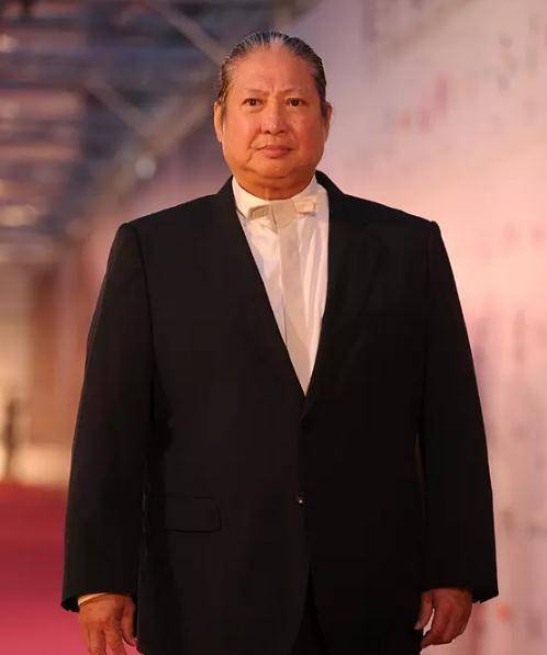 洪金宝坐轮椅依然坚持工作,老一代影星的敬业精神让人肃然起敬_成龙