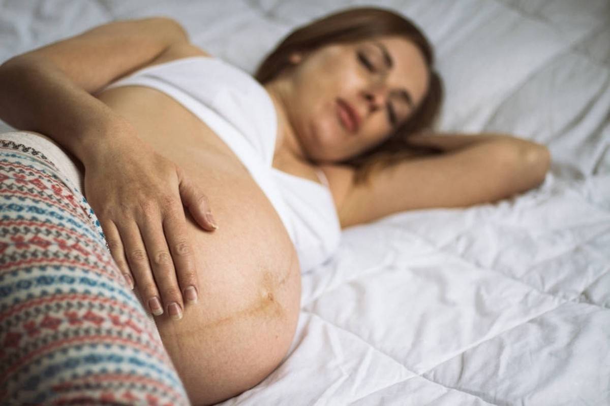 孕晚期睡姿很讲究,这两种睡姿,对孕妇和胎儿非常危险,你别犯傻