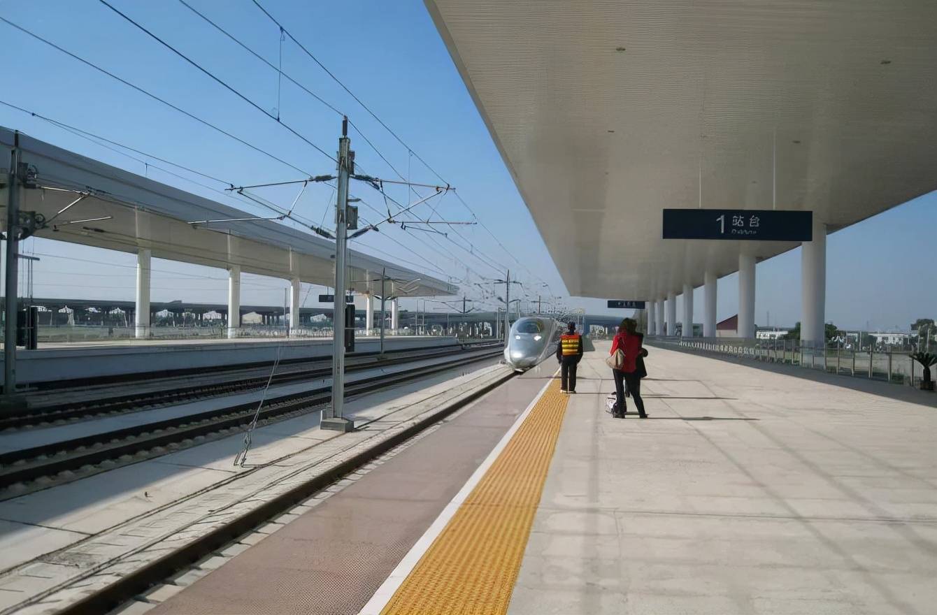 扩建三座大型火车站,分别位于上海北,东南,西南三个方向,即上海宝山站