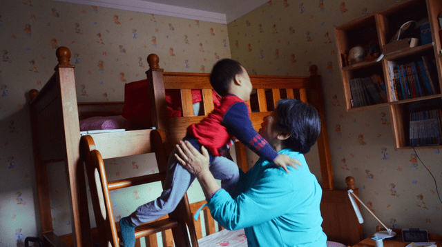 奶奶带孙子玩出超强专注力,连幼儿园老师都夸赞,道出2点经验