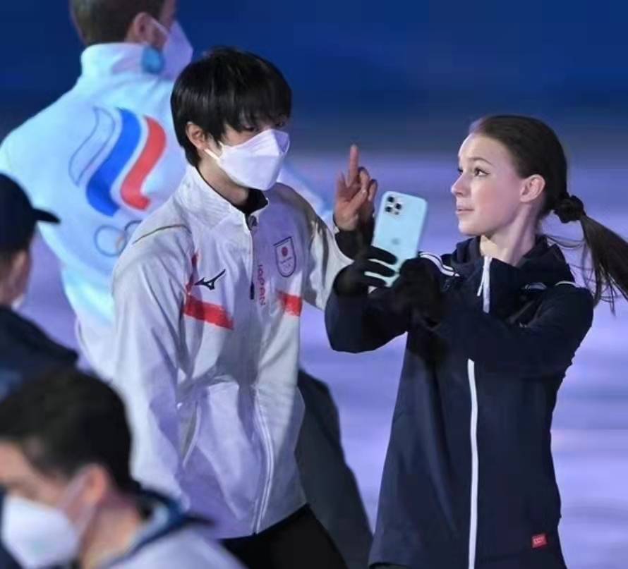 原创羽生结弦与千金莎莎合照当看到冰墩墩柚子淘气地扑了上去