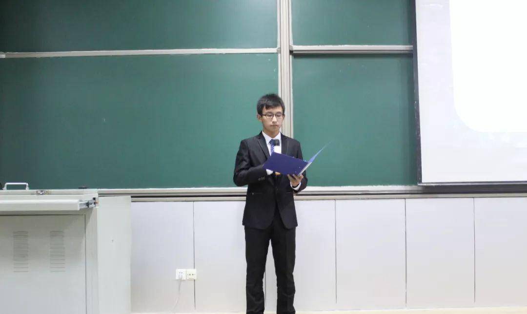 靳贵哲才艺表演《工大版三句半》寝室成员:卜鸿磊,曹阳宇,陈鑫