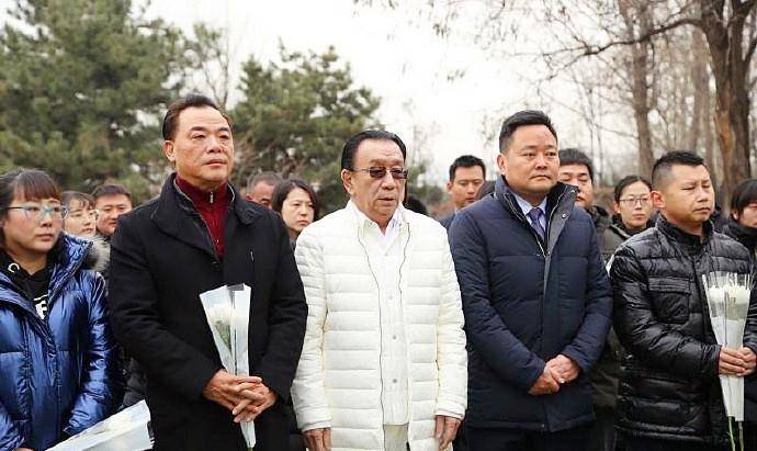 侯耀华何云伟率众纪念侯宝林侯耀文,两人着装一黑一白相映成趣_何沄伟