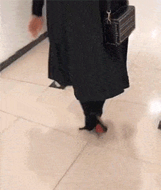 原创搞笑gif不好意思今天穿的裙子有点紧