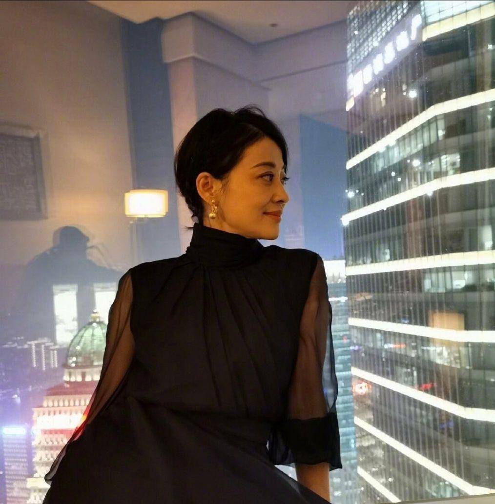 梅婷脚踩飞机显示屏发文道歉又语病百出被网友嘲没素质