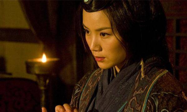 刘备在当阳遇险时,两个女儿被俘,为何诸葛亮的家小