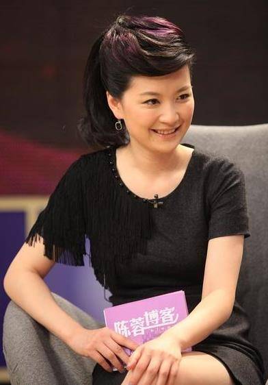 东方卫视当家花旦陈蓉,44岁了还是那样优雅,一家四口其乐融融_上海