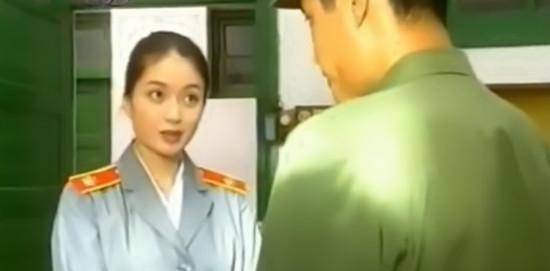 1997年就与张丰毅,尤勇合作了《和平年代》,剧中饰演杨虹,情感比较