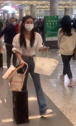 原创baby现身机场带小海绵赶飞机母子俩推行李狂奔画面有爱