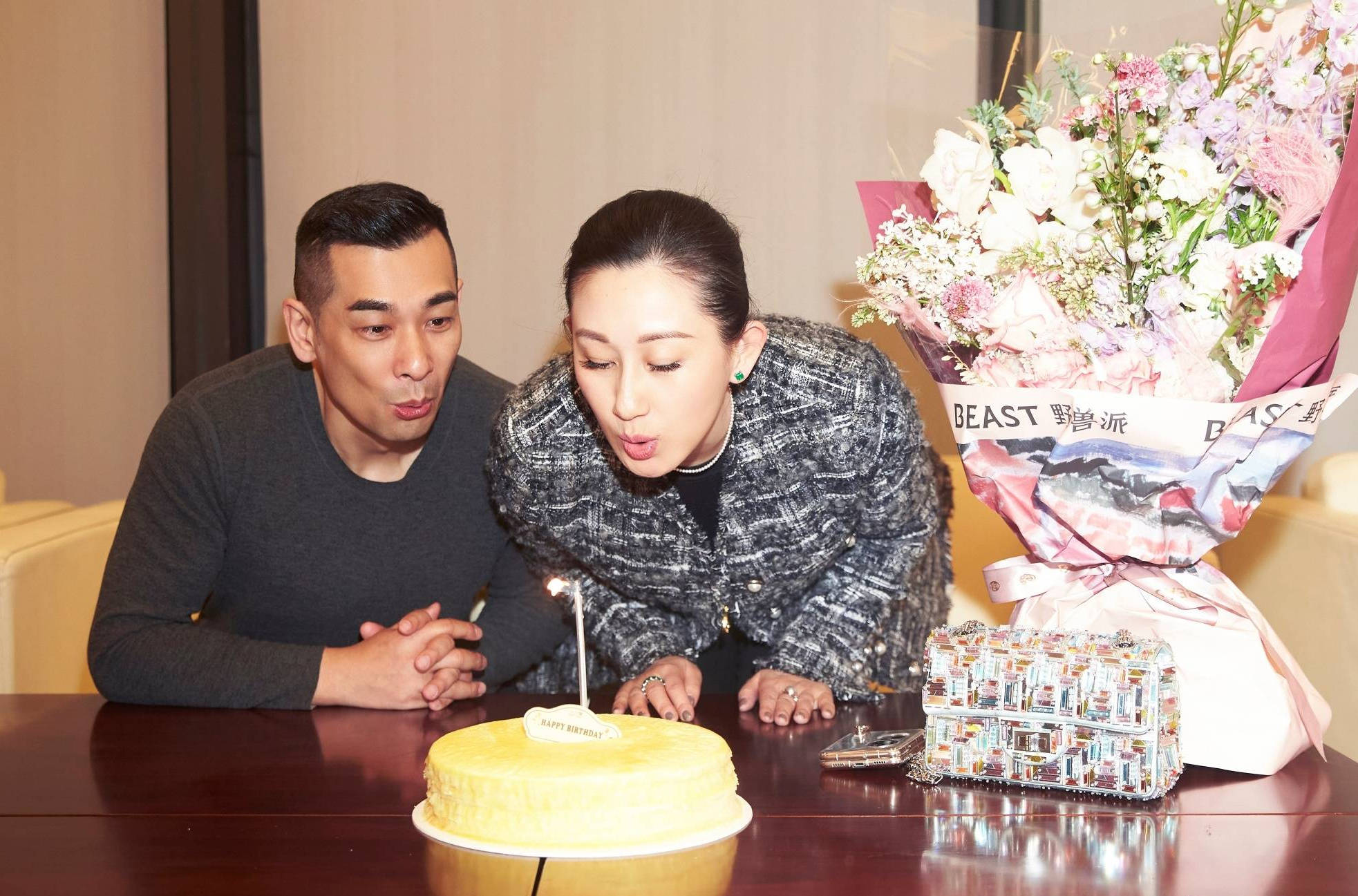 赵文卓为妻子张丹露庆生儿女相伴一家人温馨十足
