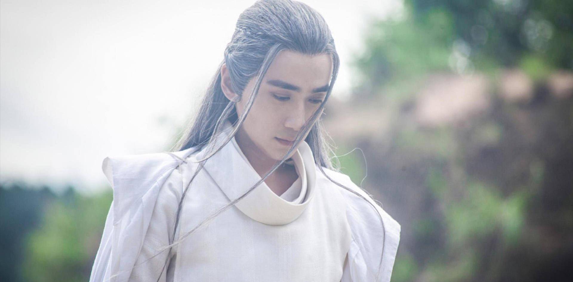 还是和白宇搭配在双男主剧《镇魂》中饰演其中的双人格人物,朱一龙都