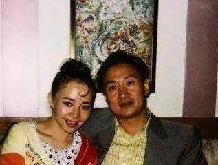 赵玉吉也是二婚,与前妻育有一个女儿,原本再婚双方都带着孩子结合的