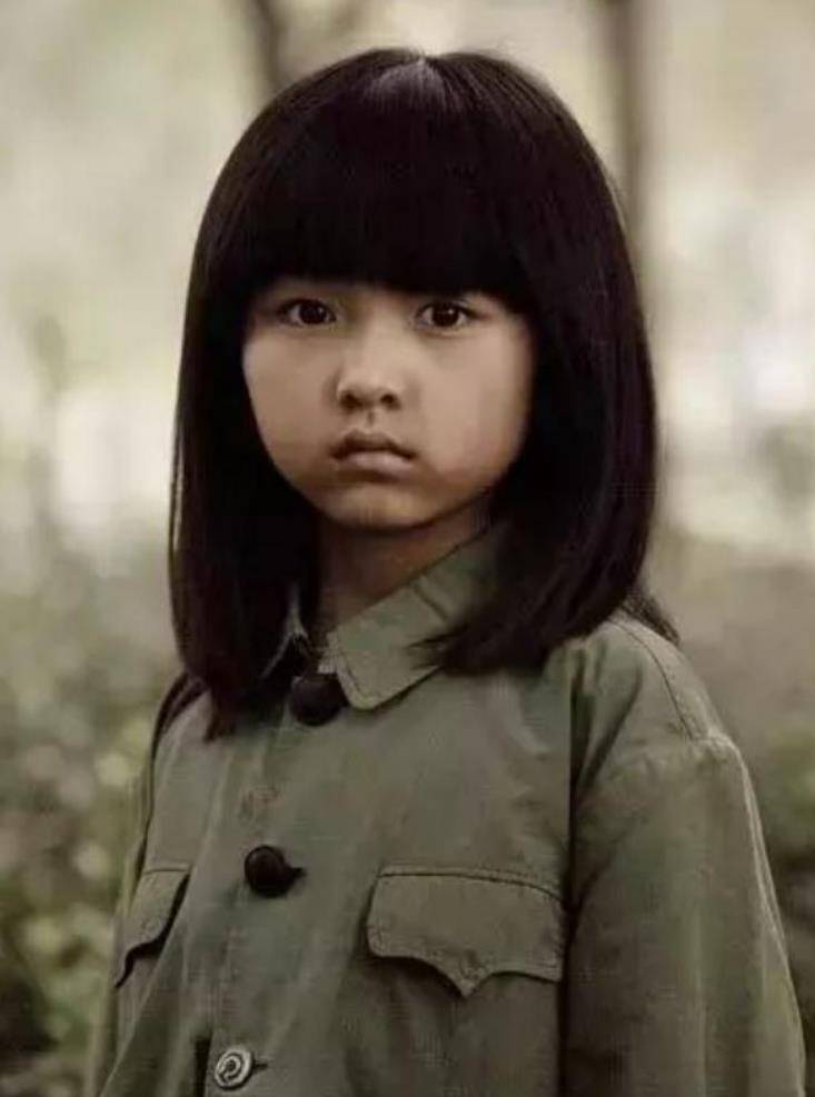 的《唐山大地震》中,张子枫在这部剧中扮演了李元妮的女儿"小方登",剧
